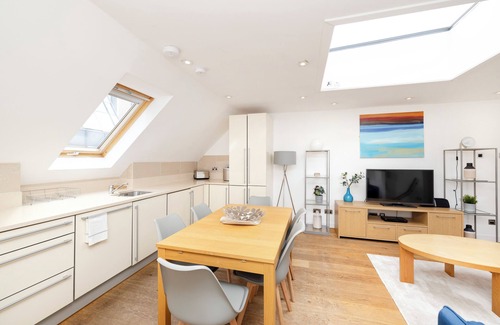 West End Apartment | JOIVY Quiet Mews Street Apartment in the Heart of Edinburgh