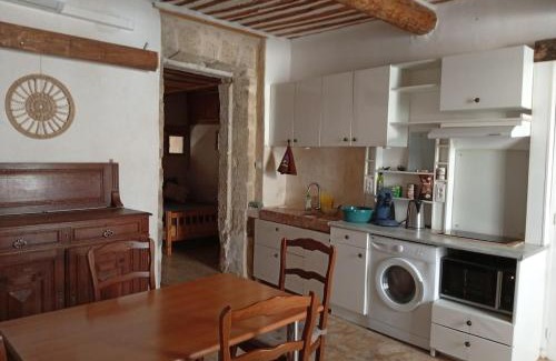 Orange Apartment | Joli T2 provençal plain-pied CV cour