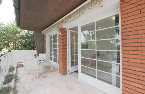 Tremblay-en-France Apartment | Joli T2, Terrasse et Jardin, Idéal pour familles, à 15 min de l'aéroport Roissy CDG