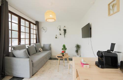 Tremblay-en-France Apartment | Joli T2, Terrasse et Jardin, Idéal pour familles, à 15 min de l'aéroport Roissy CDG