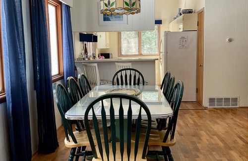 Lake Leelanau Cottage | JOLLI-LODGE~Beach Resort in Leland
