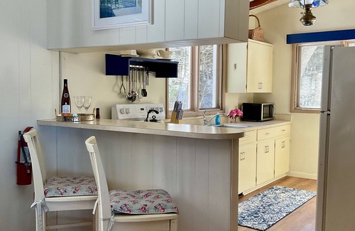 Lake Leelanau Cottage | JOLLI-LODGE~Beach Resort in Leland