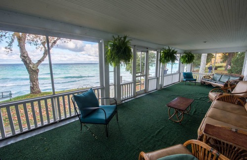 Lake Leelanau Cottage | JOLLI-LODGE~Beach Resort in Leland