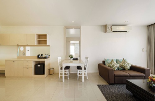Krathum Baen Hotel | Jolly Suites Petkasem