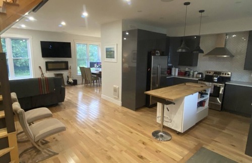 Chelsea House | Joly Home in the heart of Chelsea village. Near all the amenities.