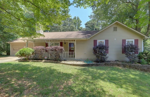 Jonesboro House | Jonesboro Home w/Screened-In Porch & Fire Pit!