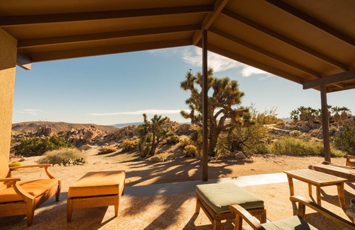 Yucca Valley House | Joshua Tree Getaway. Private Boulder Wonderland. Rustic elegance. Sleeps ten.