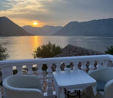 Dobrota Apartment | Jovan Apartment with private beach and parking