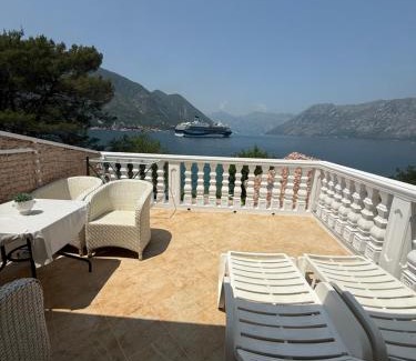 Dobrota Apartment | Jovan Apartment with private beach and parking
