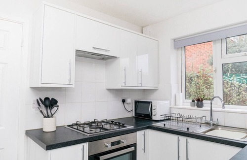Kempston Villa | Jowitt Avenue | Detached House | Parking & Garden | eco-Short Term Let by SILVA