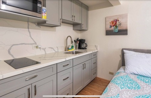 McCully - Moiliili Apartment | Joy House-Remodel Studio Full Kitchen, Free WiFi