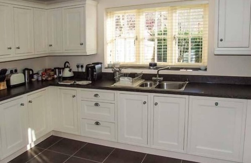 Cheltenham Cottage | JUBILEE MEWS, pet friendly, with a garden in Andoversford