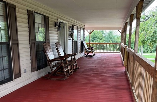 Sevierville House | July/August Special rent 2 nights, 3RD WEEKNIGHT FREE!