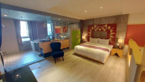 West District Hotel | Jungle City Motel