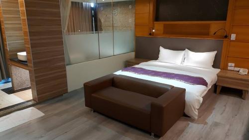 West District Hotel | Jungle City Motel
