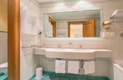 Dorfgastein Hotel | Juniorsuite "Gastein" with shower od. Bathroom, toilet - Römerhof, country hotel