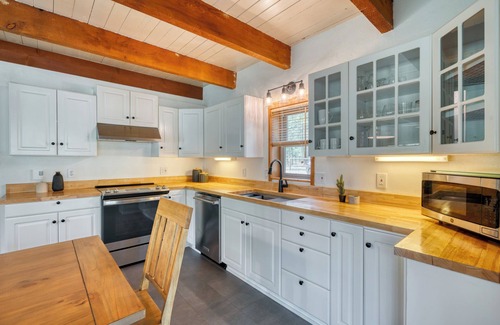 Sisters Cabin | Juniper and Pine - A Dog-Friendly Cabin w/Fenced Yard in Sisters, OR