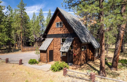 Sisters Cabin | Juniper and Pine - A Dog-Friendly Cabin w/Fenced Yard in Sisters, OR