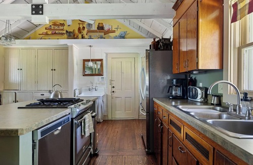 Three Oaks House | Juniper Presents: The Fourth Oak, Steps to, Journeyman, Downtown & Parks