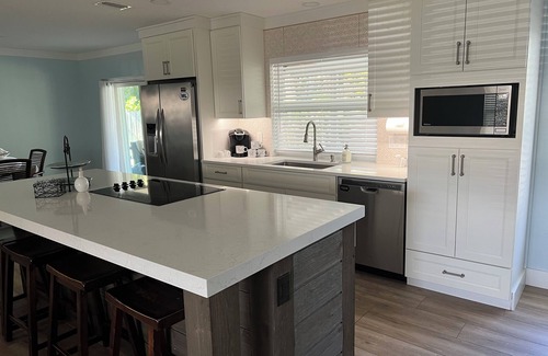 Jupiter House | Jupiter Beach Plum Cottage - Spacious sleeps 6 +Cool spa pool Hot Tub
