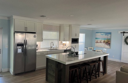 Jupiter House | Jupiter Beach Plum Cottage - Spacious sleeps 6 +Cool spa pool Hot Tub