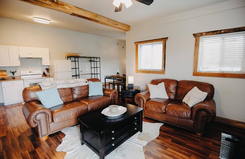 Elizabethtown House | Just 10 minutes from town -We're more than just a place to stay!