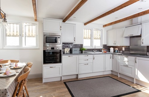 Coverack Apartment | Just a stone's throw away from the water's edge, thatched Trevarrow Cottage is the ideal place to un