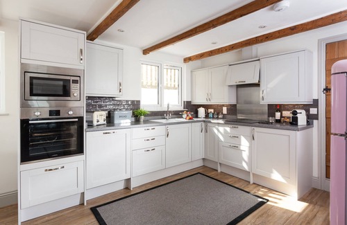Coverack Apartment | Just a stone's throw away from the water's edge, thatched Trevarrow Cottage is the ideal place to un