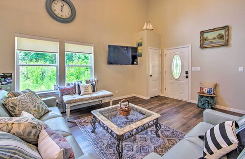Eustace House | Just-Built Eustace Getaway - Walk to the Lake