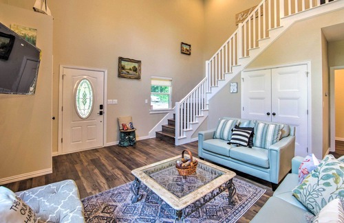 Eustace House | Just-Built Eustace Getaway - Walk to the Lake