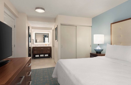Villas Hotel | Just What You Were Looking For! 2 Great Units, Short Drive to Bell Tower Shops!