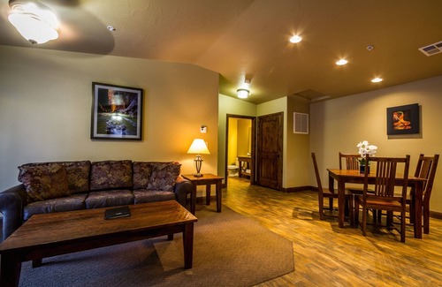 Zion National Park South Entrance Hotel | Just What You Were Looking For! with Outdoor Swimming Pool, Free Parking