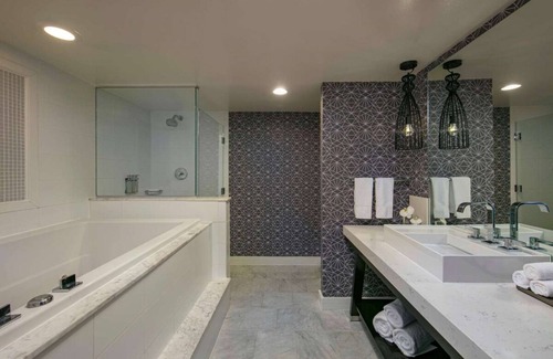 Dupont Circle Hotel | Just What You Were Looking For! w/Outdoor Pool, Pets are Allowed Here!