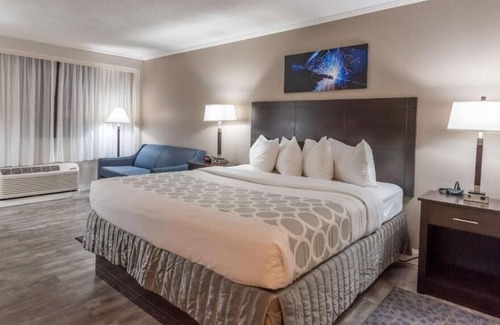 Bethlehem House | Just What You Were Looking For! Free Breakfast, Onsite Pool, Free Parking!