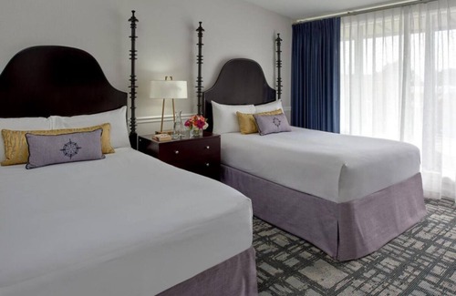 Historic Hill Hotel | Just What You Were Looking For, Near The Elms Mansion, with Onsite Parking