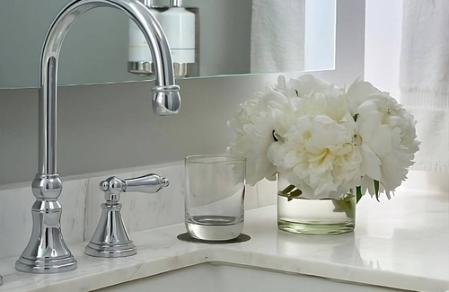 Historic Hill Hotel | Just What You Were Looking For, Near The Elms Mansion, with Onsite Parking