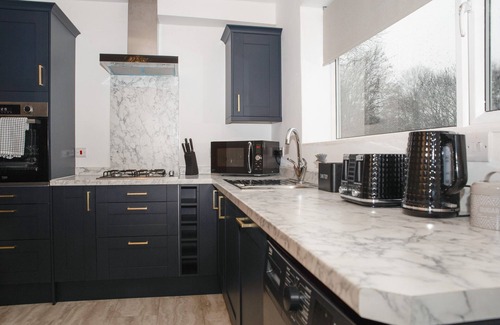 Peterborough Apartment | K Suites - Modern 2 bedroom Apartment for 6 pax w/free parking