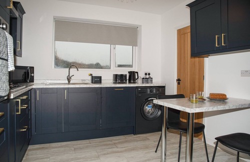 Peterborough Apartment | K Suites - Modern 2 bedroom Apartment for 6 pax w/free parking