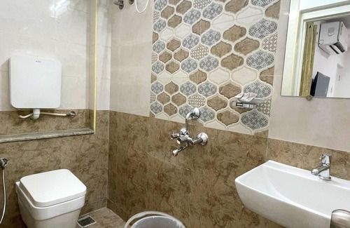 Royapettah Hotel | K11 Express - Opp Express Avenue