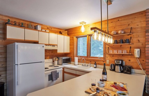 Tannersville Cabin | Kaaterskill Retreat~Hot Tub~Fire Pit~Hiking~BBQ