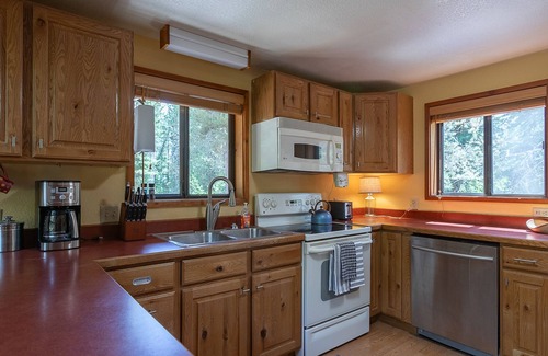Alpine Northeast House | KABINO: New! Snowmobiling ATV Trails Nearby Rivers Yellowstone Grand Tetons Jackson Free Wifi