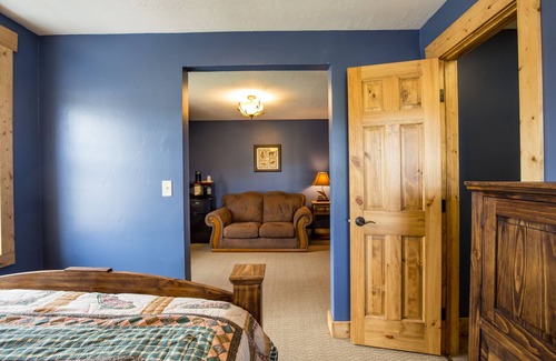 Swan Valley House | Kabino: Snake River Roadhouse #2 A/C WiFi Bar Below Pool Table Shuffleboard Yummy Food