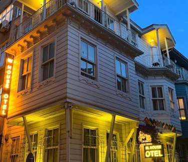 Rasimpasa Hotel | Kadıköy White House