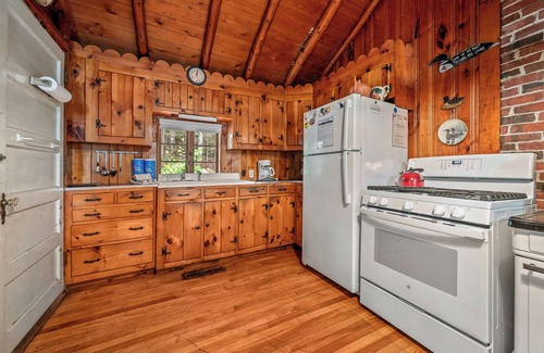 Rangeley House | 🐾Kadel - Maine log home on Mooselookmeguntic Lake filled with rustic charm, dog friendly
