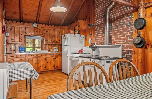 Rangeley House | 🐾Kadel - Maine log home on Mooselookmeguntic Lake filled with rustic charm, dog friendly