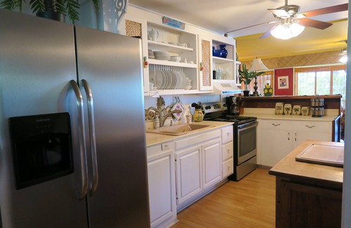 Kahaluu Bay Villa | KAHALU'U BEACH HOUSE WALKING DISTANCE OF 4 MINUTES. SUNSETS, PALM TREES, BIRDS!