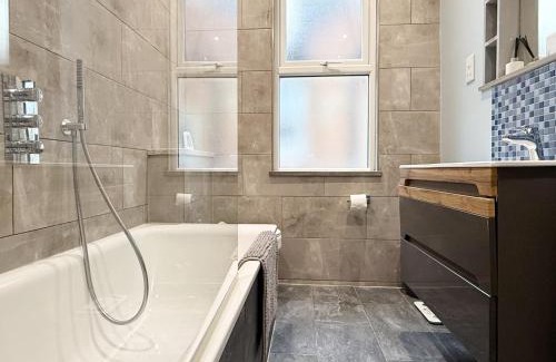 Finchley Church End Apartment | Kai's Place in Finchley - 3 Double Beds, Ideal for Families
