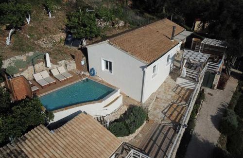 Dafnata House | Kalyva Country House, with private beach and pool