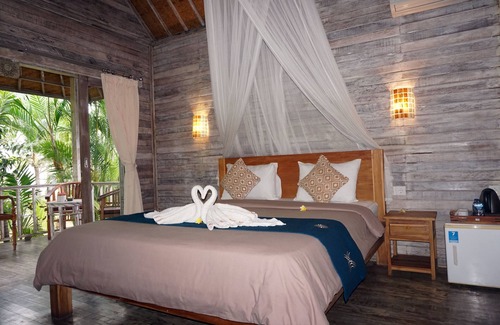 Mushroom Bay Hotel | Kama Nusa