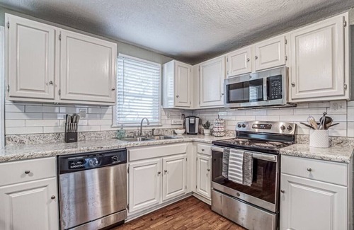 Raytown House | Kansas City Rim: 3bd/1ba house